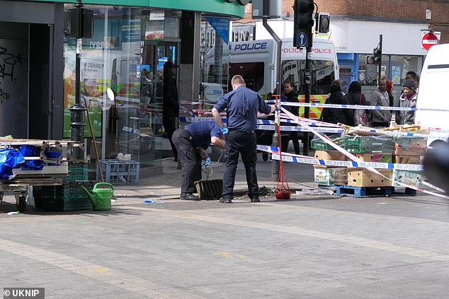 صورة لضباط في موقع حادث الطعن المميت الذي أدى إلى وفاة شاب في العشرينات من عمره في مكان الحادث