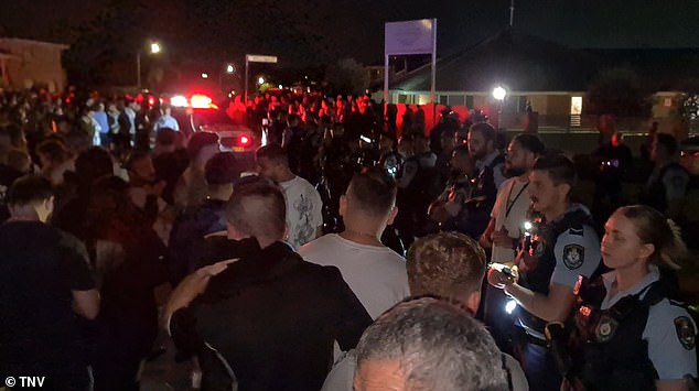 من المفهوم أن 30 شخصًا أصيبوا في أعمال شغب (في الصورة) عقب حادث الطعن المزعوم ليلة الاثنين