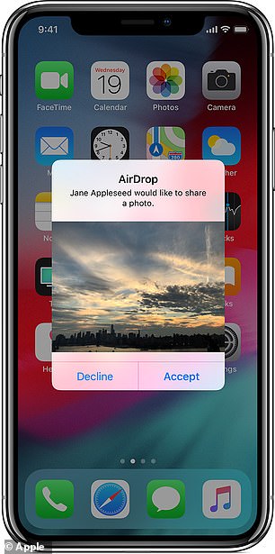 لا تبقي جهاز AirDrop الخاص بك متاحًا للعامة أثناء السفر