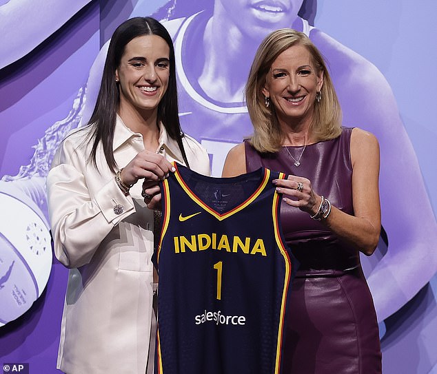 تم اختيار كلارك من قبل Indiana Fever مع الاختيار الشامل الأول في 2024 WNBA Draft