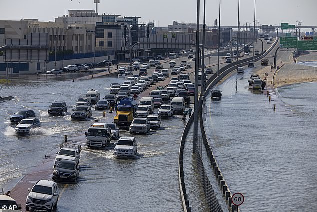 لقد تخلى أصحابها عن عدد لا يحصى من المركبات أثناء فرارهم بحثًا عن الأمان وسط الفيضانات المروعة