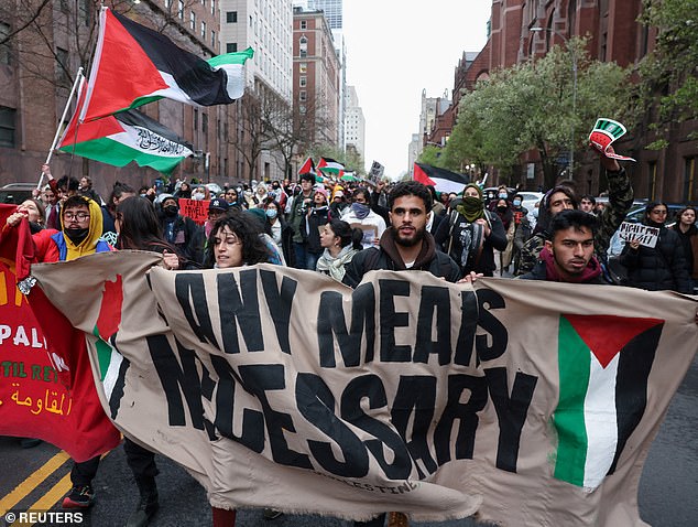 متظاهرون يحتجون تضامنا مع المنظمين المؤيدين للفلسطينيين أثناء قيامهم بإغلاق شارع بالقرب من جامعة كولومبيا، بعد اعتقال العديد منهم