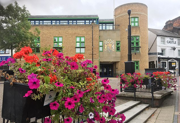 Luton Crown Court حيث ظهر Shy عبر رابط فيديو من HMP Bedford يوم الجمعة وهو يرتدي بدلة رياضية رمادية اللون خاصة بالسجن