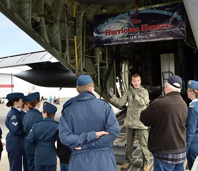 سيطير ميتشل على متن طائرة WC-130J Super Hercules عبر عين الأعاصير النشطة لجمع بيانات الطقس باستخدام الطائرات - المعروف باسم فريق يسمى 