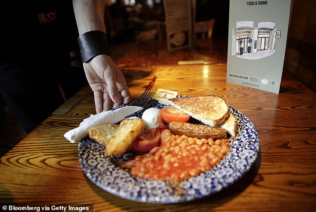 تحتوي مقلاة Wetherspoon على بيضة مقلية، وبطاطس مقلية، ولحم مقدد، وسجق، وفاصوليا مطبوخة، وشريحة من الخبز المحمص.  ويتم طهيه أيضًا من المجمدة (صورة مخزنة)