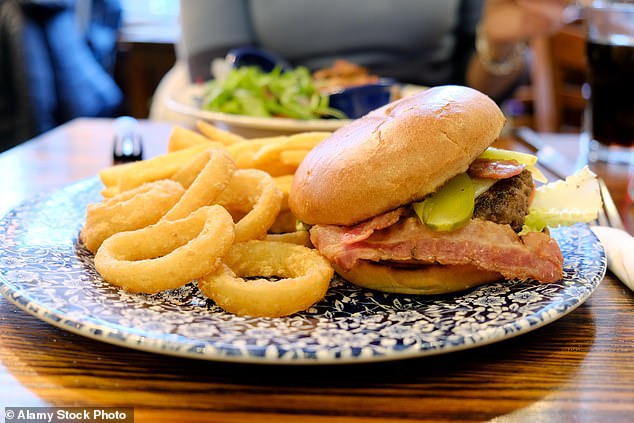 إليكم نظرة على البرجر الكلاسيكي النهائي من Wetherspoon من قائمة العشاء الخاصة بهم