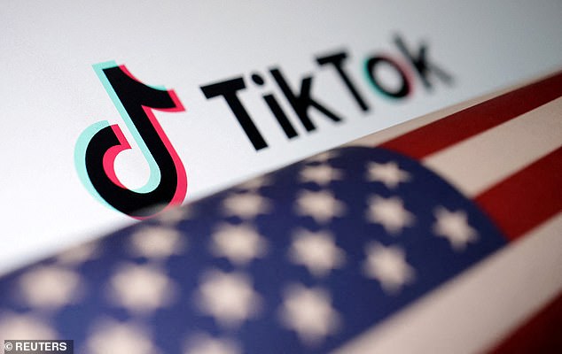 لكن محبي TikTok يراقبون بقلق شديد لأن التشريع قد يؤدي إلى حظر منصة مشاركة الفيديو المفضلة لديهم