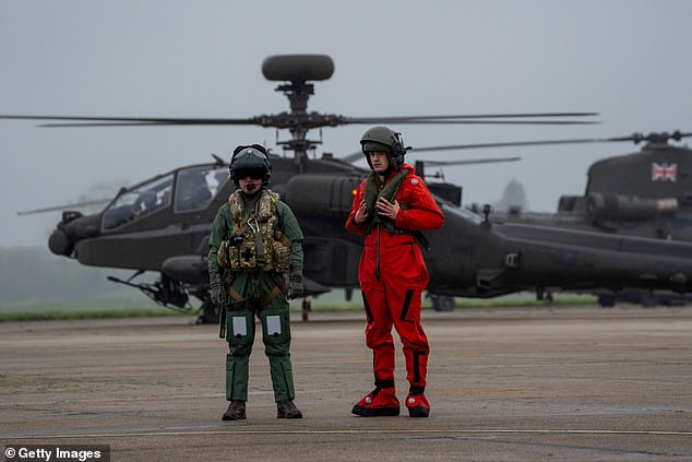 ينتظر الطاقم الجوي أسطولًا مكونًا من أكثر من اثنتي عشرة مروحية من طراز Apache وWildcat وChinook للإقلاع معًا من محطة الطيران Wattisham في سوفولك