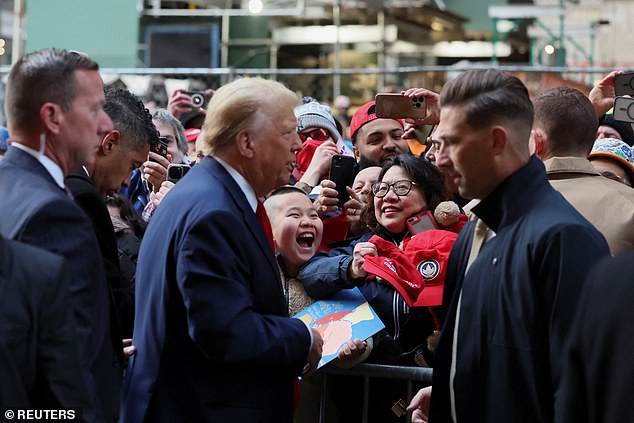 بدأ المؤيدون بالتجمع بعد الساعة الرابعة صباحًا بقليل، وتزينوا بقبعات MAGA الحمراء المميزة وحملوا معهم الأعلام واللافتات.