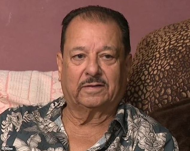 ويُزعم أن فيليب سيمونز (في الصورة) طُرح أرضاً بعد أن فتح الباب أمام الرجال الثلاثة