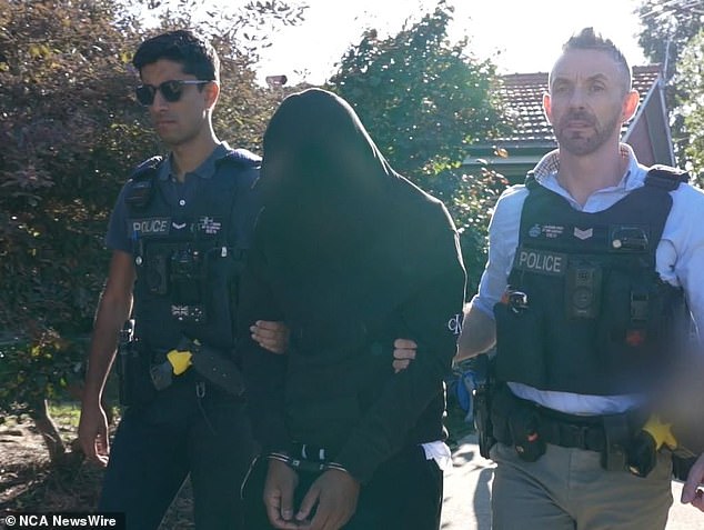 وخلال عطلة نهاية الأسبوع، ألقت الشرطة القبض على أربعة أشخاص، من بينهم ماجد جمشيدي دوكوشكان، 43 عامًا، وهو أحد محتجزي الهجرة الذين تم إطلاق سراحهم من الاحتجاز.