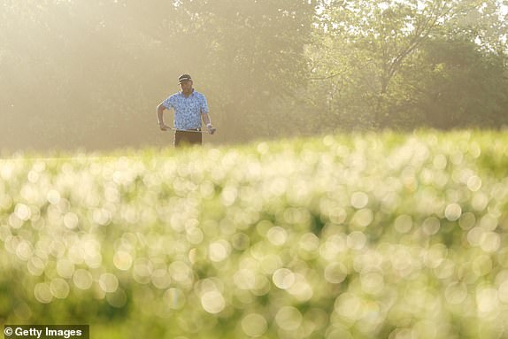 لويزفيل، كنتاكي - 16 مايو: مايكل بلوك من الولايات المتحدة، فريق Corebridge المالي لمحترفي PGA of America Golf Professionals، يصطف على المنطقة الخضراء الأولى خلال الجولة الأولى من بطولة PGA 2024 في نادي Valhalla للغولف في 16 مايو 2024 (لويزفيل في كنتاكي).  (تصوير باتريك سميث / غيتي إيماجز)