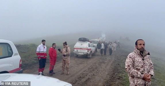 يشارك رجال الإنقاذ فيما تقول جمعية الهلال الأحمر الإيراني إنها عملية بحث وإنقاذ عقب تحطم طائرة هليكوبتر تقل الرئيس الإيراني إبراهيم رئيسي، في مكان غير محدد في هذه الصورة الثابتة المأخوذة من مقطع فيديو صدر في 20 مايو 2024. جمعية الهلال الأحمر الإيراني/ نشرة عبر رويترز تم توفير هذه الصورة من قبل طرف ثالث.  لا إعادة البيع.  لا يوجد أرشيف.  الائتمان الإلزامي.