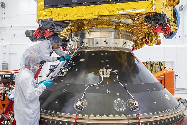 تظهر الصورة قبل أيام قليلة من الإطلاق في 1 يوليو، إقليدس مؤمنًا على صاروخ Falcon 9 التابع لشركة SpaceX