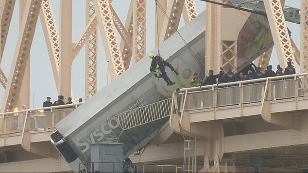 ومضى كاردين ليتذكر كيف لم يبدأ الأدرينالين في الظهور إلا بعد أن سحب السائق إلى بر الأمان