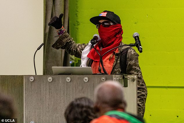 انتقد جراي جارسيا إسرائيل بعد ساعات قليلة من قيام حماس بقتل 1200 شخص في 7 أكتوبر، وأعرب عن دعمه لفلسطين، ولكن لم يؤيد أي شيء للإسرائيليين المقتولين.