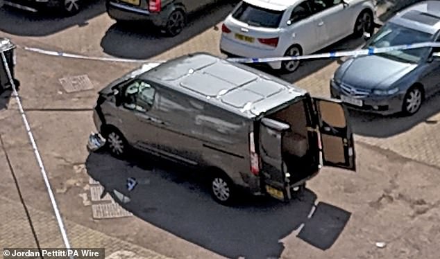 وهرعت الشرطة إلى مكان الحادث بعد بلاغ عن اقتحام سيارة لأحد المنازل