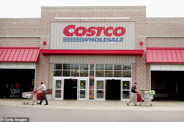 إن Oregon TikToker ليس الشخص الوحيد الذي اكتشف الدودة المستديرة في شرائها من Costco.  انتشرت TikToker أخرى تدعى Rachel Lyn بعد أن عثرت على واحدة في سمك السلمون الخاص بها