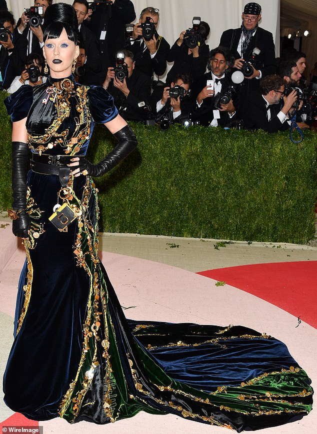 تم تصوير كاتي بيري وهي تحضر حفل Met Gala لعام 2016 بفستان قالت إنه كبير جدًا، وسيكون من الصعب استخدام الحمام فيه، مما يشير إلى أنها قد ترتدي حفاضًا للكبار.