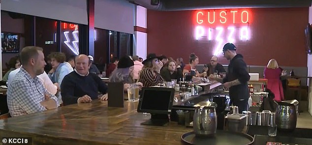 تم تصوير Gusto Pizza في ليلة مفعمة بالحيوية إلى حد ما قبل زوالها النهائي