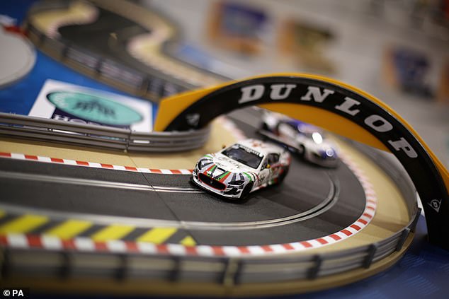 تمامًا مثل مسار Scalextric (في الصورة)، فإن القضبان الآلية للسكك الحديدية القمرية ستدفع المركبات غير المزودة بالطاقة على طول طريق محدد.  قد تتحرك المركبات بسرعة حوالي 1 ميل في الساعة (1.61 كم/ساعة)