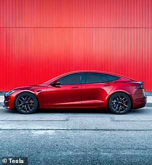 يبلغ طول سيارة Tesla Model S (في الصورة) أكثر من 5 أمتار، مما يعني أنها 