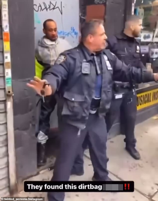 ووقف رجال الشرطة اليائسون جنبًا إلى جنب وحاولوا حماية كامينغز، الذي تم اعتقاله سابقًا لأكثر من 20 شخصًا