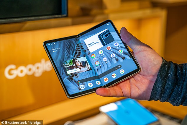 قد تكون هناك أيضًا تلميحات حول خليفة لـ Google Pixel Fold (في الصورة) مع نظرة خاطفة على Pixel 9 Pro Fold