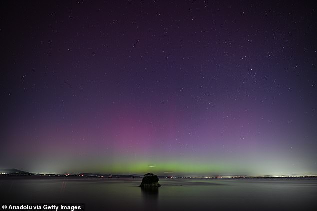 الأضواء الشمالية (Aurora Borealis) تضيء سماء خليج سان فرانسيسكو الشمالي كما تُرى من شاطئ مخيم الصين في سان رافائيل، كاليفورنيا