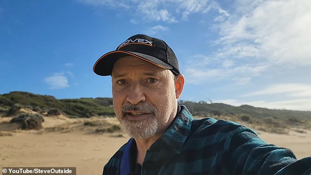 عثر الصياد الأسترالي ومستخدم اليوتيوب الذي يدعى Steve Outdoors (في الصورة) على المشهد المزعج ولم يتمكن من العثور على الكلمات حول سبب الوفاة الجماعية