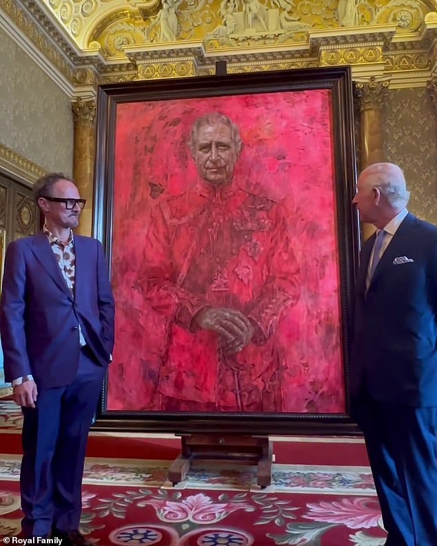 يقف تشارلز اليوم في قصر باكنغهام بجوار جوناثان يو الذي رسم الصورة. في اللوحة، يمكن رؤية الملك وهو يقف بزي الحرس الويلزي الخاص به حاملاً سيفًا في يده وفراشة على كتفه، في حين أن اللوحة بأكملها مغمورة باللون الأحمر العميق.