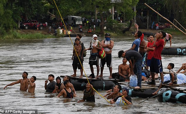 وقال زعيم مدينة نيويورك إن العجز يمكن حله إذا أمكن تسريع إصدار تصاريح العمل للمهاجرين.  في الصورة: المهاجرون الهندوراسيون المتجهون إلى الولايات المتحدة، ينتظرون زملائهم المهاجرين للقفز من الجسر الحدودي الدولي بين غواتيمالا والمكسيك إلى نهر سوشياتي في عام 2018