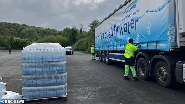 ديفون: شركة South West Water تقوم بتفريغ صناديق المياه المعبأة في زجاجات لتوزيعها على السكان المحليين في جنوب ديفون