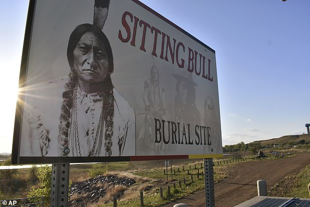 تظهر لافتة لموقع دفن Sitting Bull في محمية Standing Rock Sioux