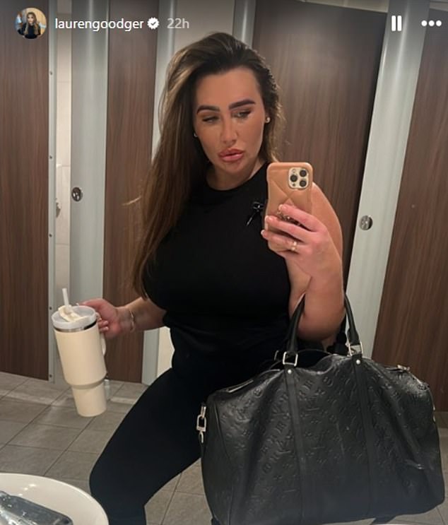 لدى نجمة TOWIE الواقعية Lauren Goodger 953000 متابع على Instagram