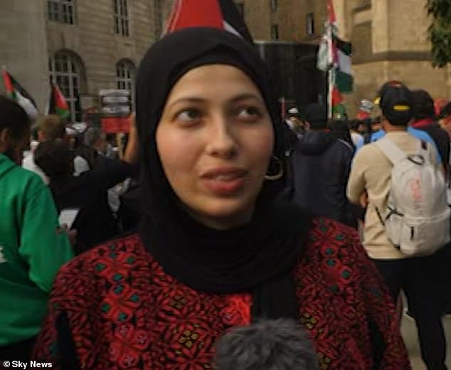 تم التقاط الصورة للسيدة أبو قمر، رئيسة أصدقاء فلسطين في مانشستر، في تجمع حاشد في اليوم التالي لشن حماس هجومها على إسرائيل.  وقالت خلال المظاهرة إنها 