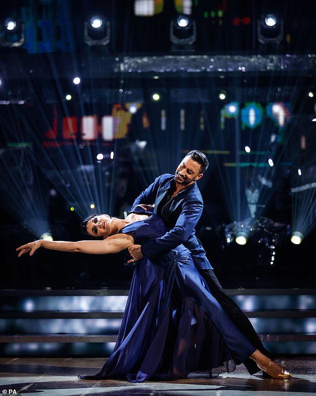 وفقًا للتقارير، فقد ترك جيوفاني برنامج Strictly Come Dancing.  واجه جيوفاني موجة من التدقيق منذ أن تركت شريكته في الرقص أماندا أبينغتون بشكل كبير العام الماضي