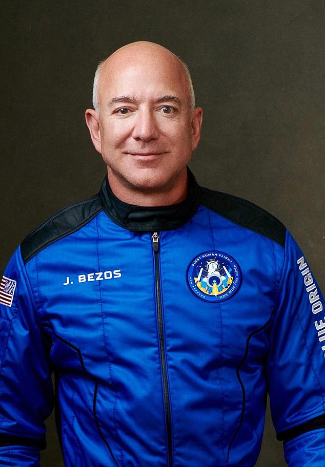 في الصورة: جيف بيزوس، مالك شركة Blue Origin والرئيس التنفيذي لشركة Amazon