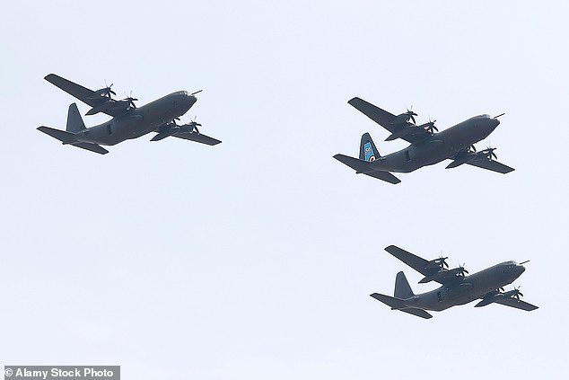 طائرة من طراز Hercules C-130 في الصورة وهي تشارك في عرض الطيران Trooping the Colour.  ألقى المنتقدون باللوم على الحكومة وليس سلاح الجو الملكي البريطاني في الفشل الذريع لأن الوزراء قرروا إحالة آخر طائرات النقل البريطانية من طراز C-130 إلى التقاعد.