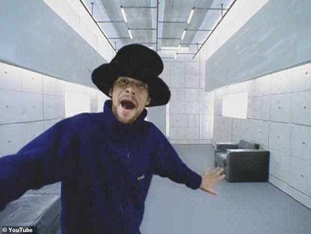 تمتعت المغنية بنجاح في الرسم البياني بأغاني ناجحة مثل أغنية Virtual Insanity المنفردة في عام 1996