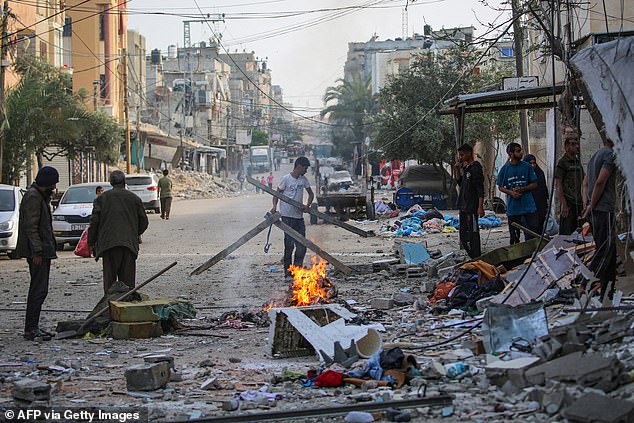 فلسطينيون ينقذون أشياء من أنقاض منزل عائلي قصف ليلاً في قصف إسرائيلي في حي تل السلطان برفح في جنوب غزة في 20 مايو 2024