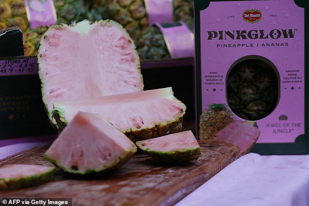 ظهرت أناناس Pinkglow، التي ابتكرتها شركة Del Monte في عام 2020، لأول مرة في المتاجر في جميع أنحاء الولايات المتحدة وحظيت بشعبية كبيرة بسبب لونها الداخلي الوردي.