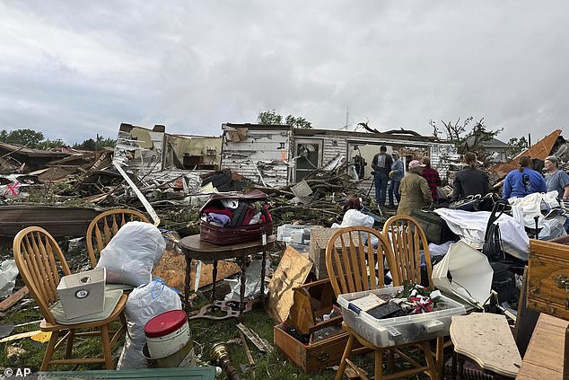 في المجمل في جميع أنحاء الغرب الأوسط، كان أكثر من 25 مليون شخص تحت تحذيرات العواصف الرعدية الشديدة من المستوى 3 على الأقل مساء الثلاثاء.