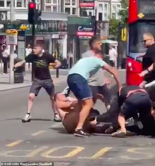 اندلعت مشاجرة بين مشجعي مانشستر يونايتد ومانشستر سيتي في شارع هارو بلندن قبل نهائي كأس الاتحاد الإنجليزي بعد ظهر السبت على ملعب ويمبلي.