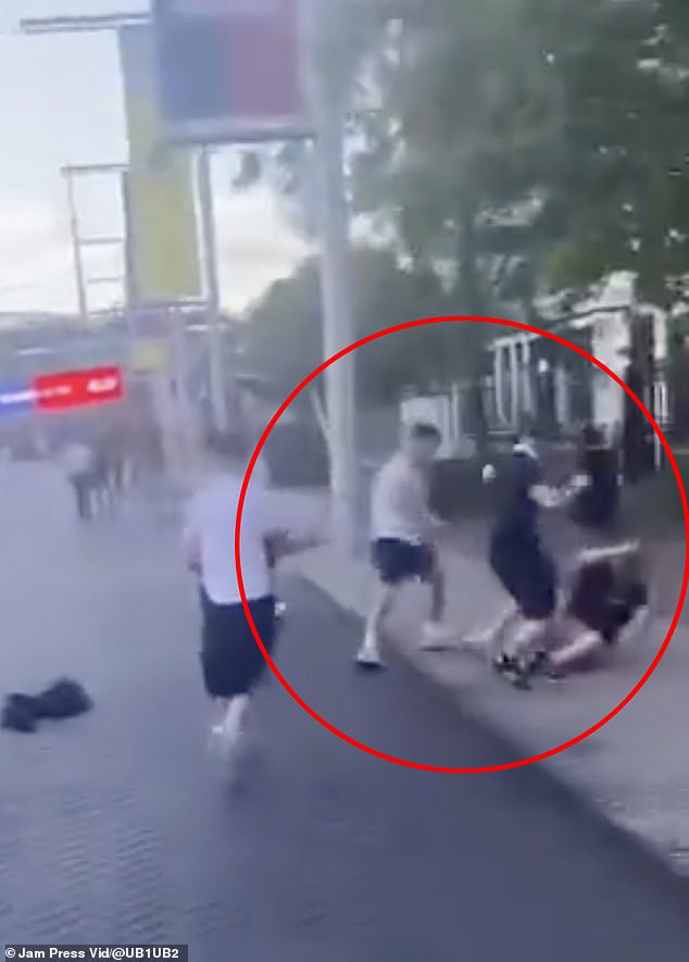 وفي مشاهد قبيحة، تم ركل أحد مشجعي كرة القدم على الأرض وتركه يرتعد بينما اقترب المشجعون منه