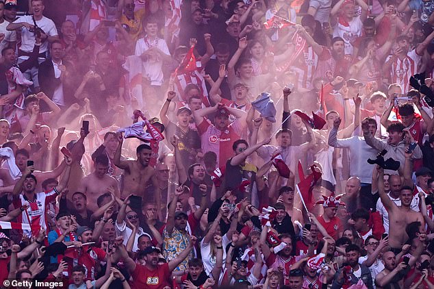 مشجعو ساوثهامبتون، بعضهم بلا قمصان، انفجروا في ويمبلي بعد ترقية القديسين إلى الدوري الإنجليزي الممتاز