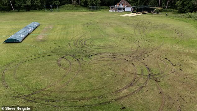 يبدو أن ملعب الكريكيت في نادي Petersfield Cricket Club متضرر بسبب علامات الإطارات