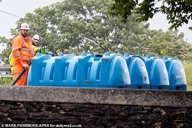 ديفون: موظفون من شركة South West Water في مكان تفشي المرض في مزرعة هيلهيد في بريكسهام