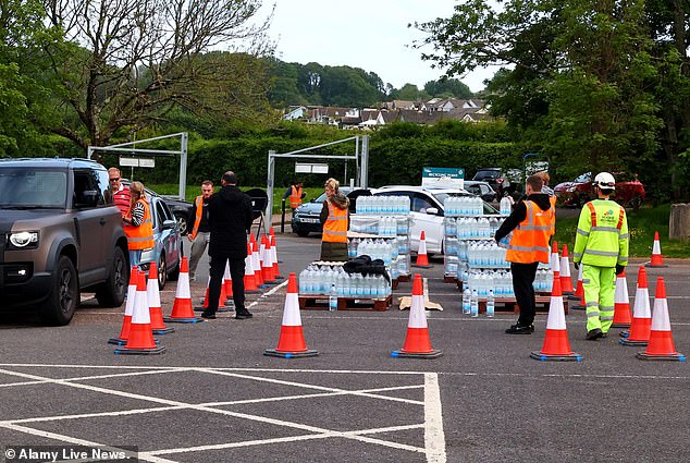 ديفون: تقوم شركة South West Water بتوزيع حصص الطوارئ من المياه المعبأة في زجاجات على أي شخص متضرر من تفشي الكريبتوسبوريديوم في تورباي