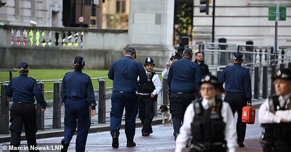 Â© مرخصة لشركة London News Pictures.  15/06/2024.  لندن، المملكة المتحدة.  دورية للشرطة في وستمنستر قبل حفل Trooping The Color في وسط لندن للاحتفال بعيد الميلاد الرسمي للملك تشارلز الثالث.  مصدر الصورة: مارسين نوفاك/الحزب الوطني الليبرالي